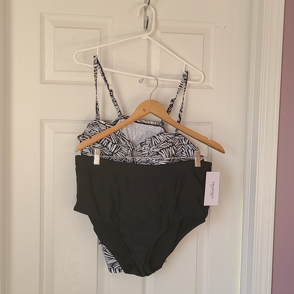 Bathing suit bottom and top - Picture 1 of 5